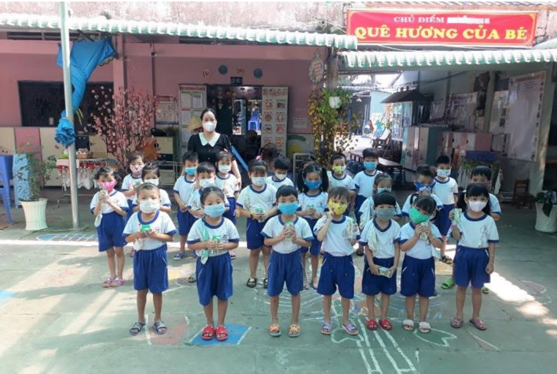 Vinamilk tặng 3.000 phần quà và sữa đến các em nhỏ tại các điểm nóng về dịch Covid-19 nhân dịp Ngày quốc tế thiếu nhi